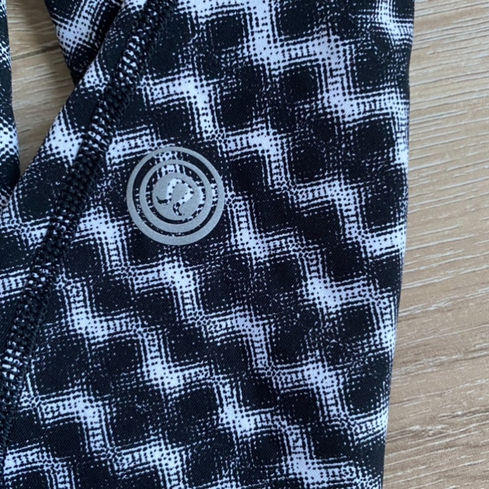 SOLD Lululemon Chase Me Crop Seawheeze size 8 Lululemon capris - Picture 4 of 12